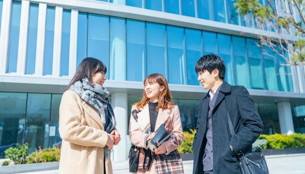 キャンパスライフを楽しむ大学生の写真