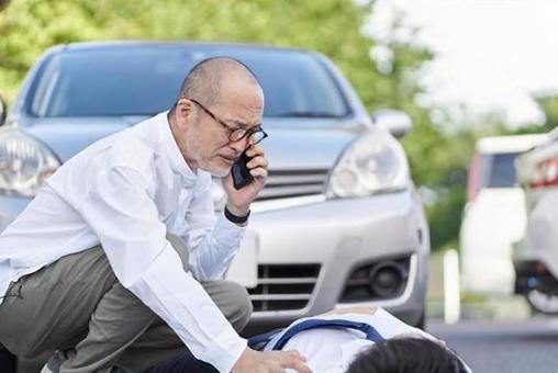 Elderly people who cause personal injury in a car, personal accident, traffic accident, old age, JPG