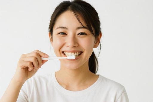 歯磨きをする女性 歯磨きをする女性の写真