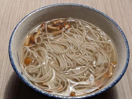 大雪前の月曜日に自宅で食べたなめこそば 蕎麦,かけそば,なめこの写真素材