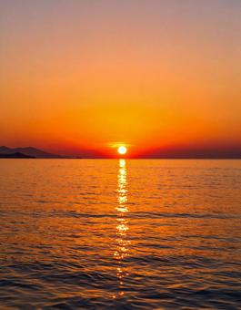 夕焼けの海沿い 夕焼けの海沿いの写真