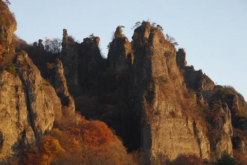 奇岩妙義山の朝焼けの写真