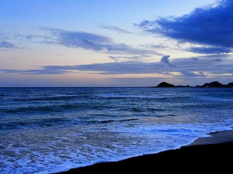 夕暮れ時の静かな海 海,海岸,ビーチの写真素材