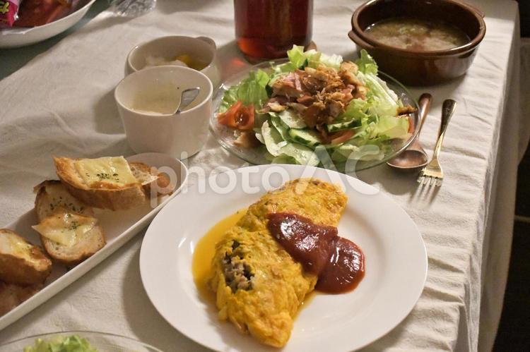 オムレツとサラダとバゲット オムレツ,オムライス,ランチの写真素材
