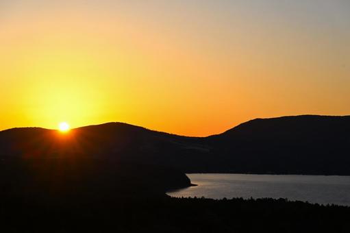 山中湖畔の日の出②（近景） 日の出,夜明け,朝焼けの写真素材