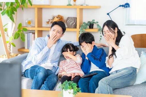テレビを見る家族 家族,テレビ,見るの写真素材