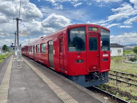 駅を出発する久大本線キハ200形気動車 駅を出発する久大本線キハ200形気動車の写真