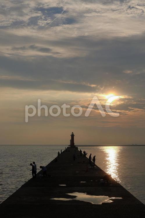 灯台と堤防 灯台,瀬戸内海,風景の写真素材