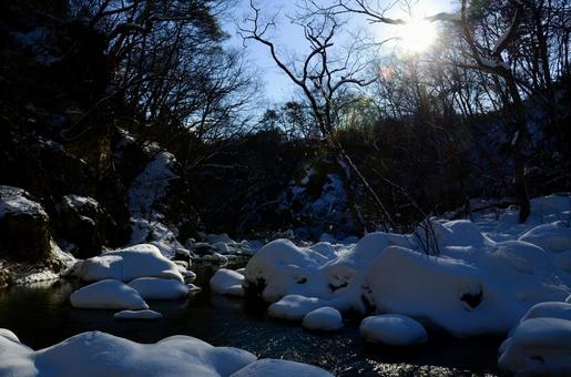 冬の大地に日が差す。 冬の大地に日が差す。の写真