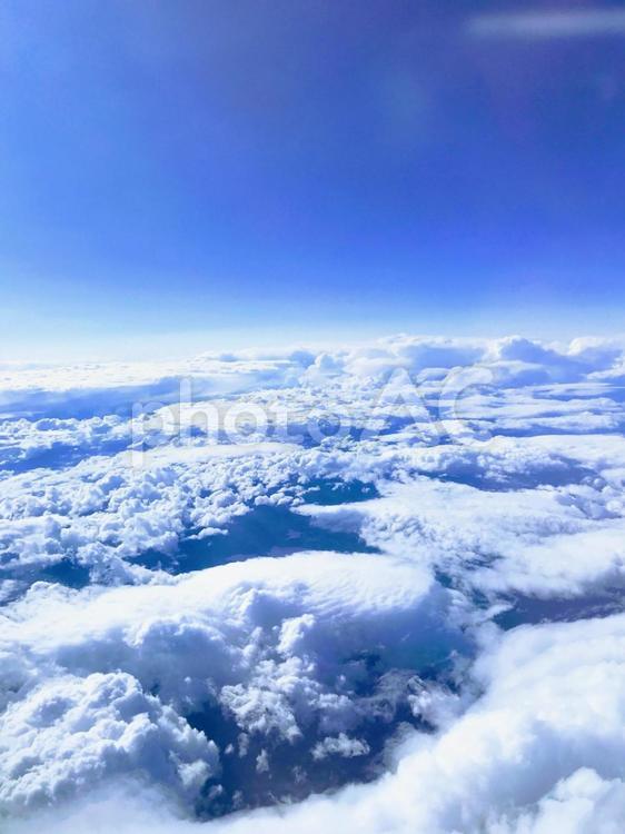 飛行機から見た青空と雲海 飛行機から見た青空と雲海 飛行機,青空,雲の写真素材