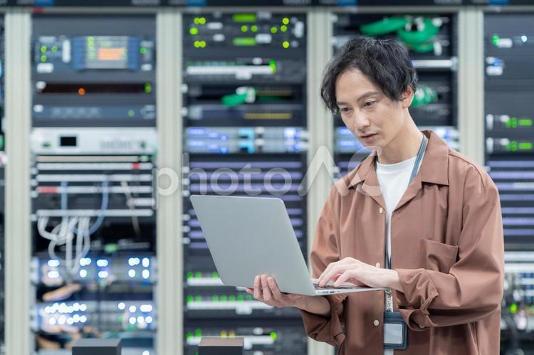 サーバーをメンテナンスするエンジニア エンジニア,サーバールーム,メンテナンスの写真素材