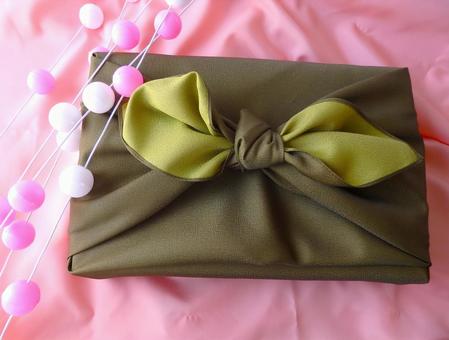 温もりを結ぶ　贈り物 風呂敷,背景,和の写真素材