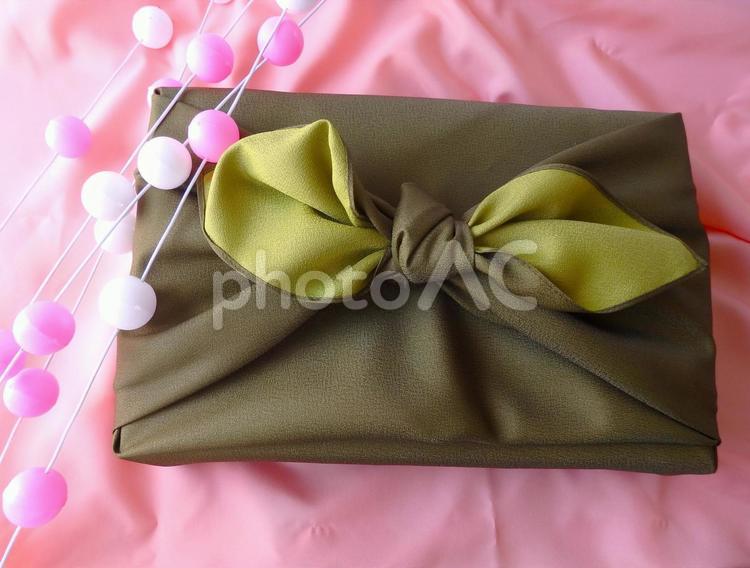 温もりを結ぶ　贈り物 風呂敷,背景,和の写真素材