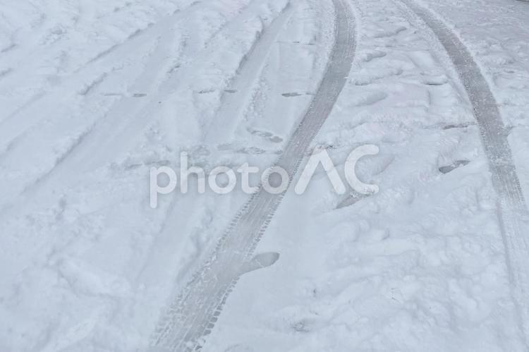 雪道の上にあるタイヤの跡 冬,雪,タイヤの跡の写真素材