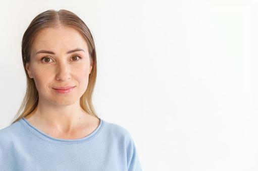 水色のカットソーを着た女性（白背景） 女性,外国人,欧米人の写真素材
