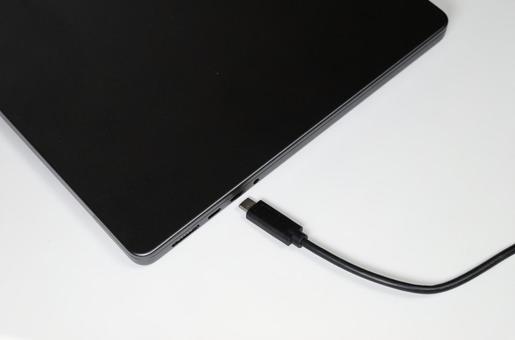 PCにUSB Type-Cケーブルを接続 usbーc,typeーc,ケーブルの写真素材