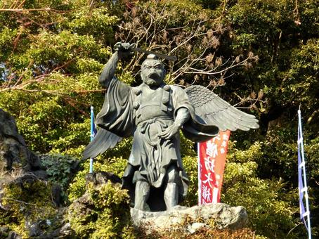 半蔵坊の岩場に立つ烏天狗の銅像その10 半蔵坊の岩場に立つ烏天狗の銅像その10 烏天狗,銅像,青銅の写真素材