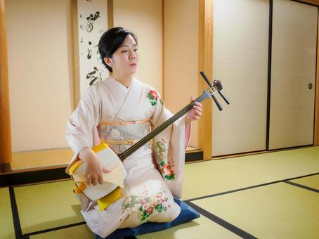 33:三味線を演奏する和服の女性 33:三味線を演奏する和服の女性 三味線,着物,伝統芸能の写真素材