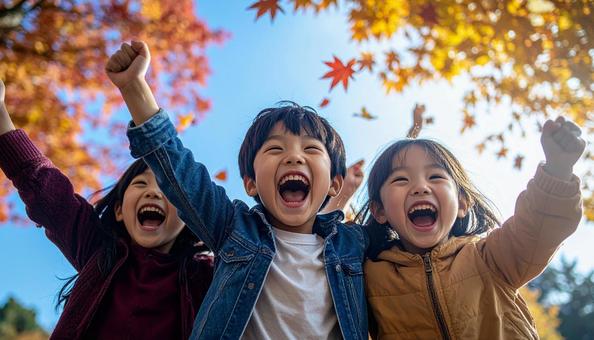 紅葉のなかで遊ぶ子供たちの写真