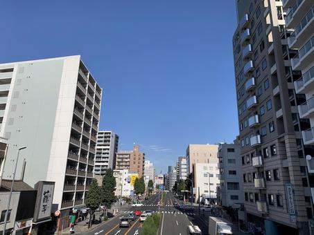 歩道橋からの眺め2019_11_09 歩道橋,街並み,青空の写真素材