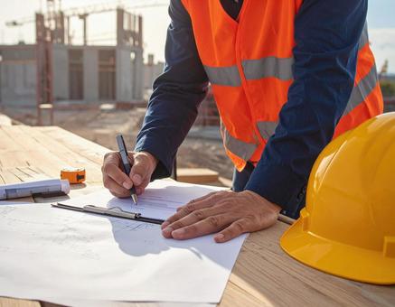 現場で書類記入する作業員の写真