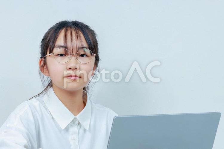 カメラ目線の白いシャツを着た眼鏡女子 女性,小学生,少女の写真素材