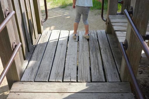 夏の公園で木製遊具の階段で遊ぶ子ども 公園,子ども,木製の写真素材