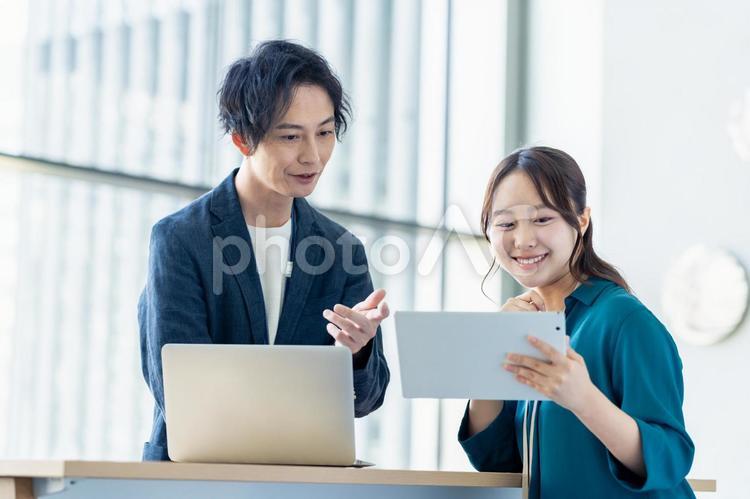 オフィスで働くエンジニア オフィス,エンジニア,若いの写真素材