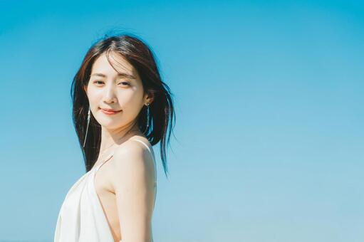 青空背景の美しい女性 女性,夏,青空の写真素材