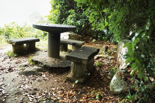 山奥のコンクリートのベンチ 山奥のコンクリートのベンチ ベンチ,テーブル,自然の写真素材