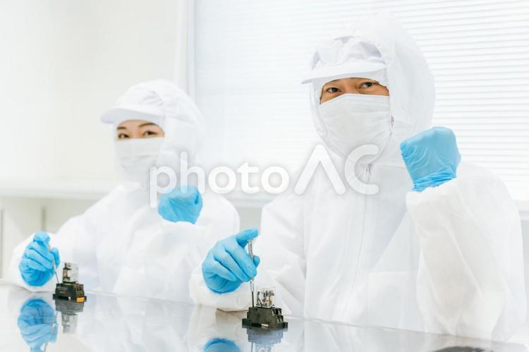 精密機器の組み立てをする男女 工場,精密機器,製造業の写真素材