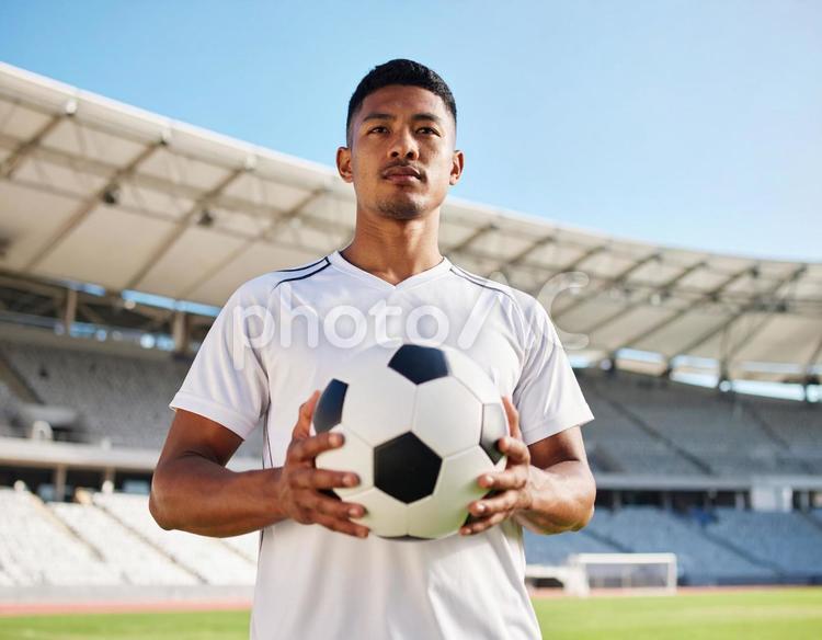 スタジアムに立つサッカー選手のイメージ サッカー,スタジアム,スポーツの写真素材