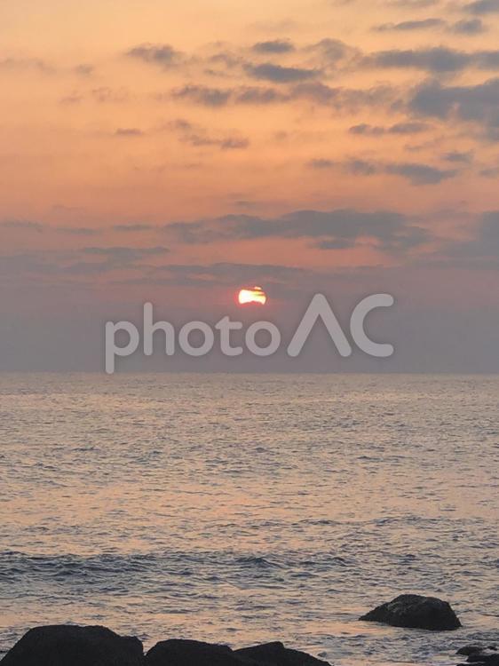 雲隠れする夕日 夕日,風景,太陽の写真素材