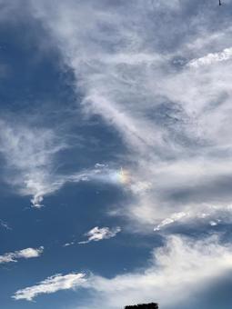 雲の中に見える七色の虹の光 雲の中に見える七色の虹の光の写真