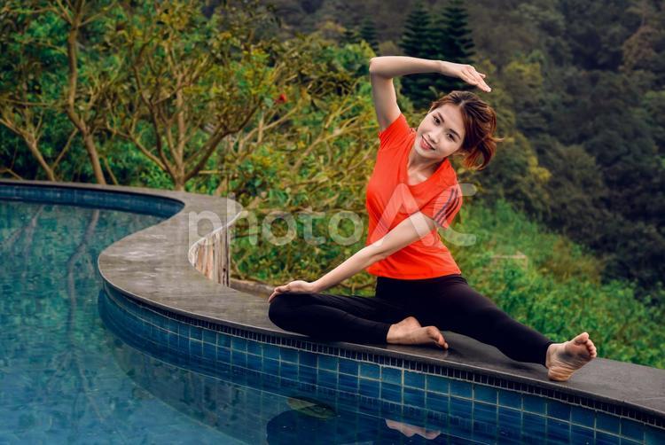 自然の中のプールのヘリでヨガをする女性32 ヨガ,ストレッチ,女性の写真素材
