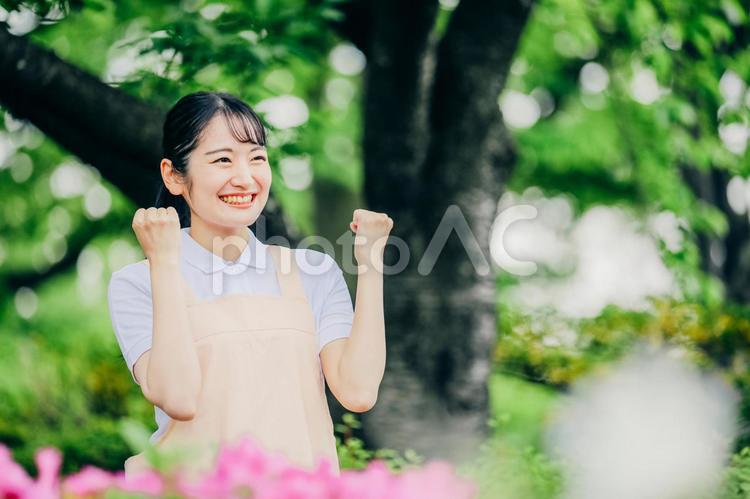 医療・介護・福祉系の女性スタッフ（ガッツポーズ） 介護士,ホームヘルパー,看護師の写真素材