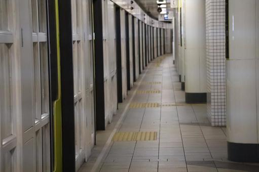ホームドアのある地下にある駅のホーム ホームドアのある地下にある駅のホームの写真