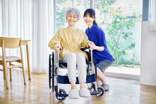 介護士と車椅子の女性 高齢者 在宅 介護士と車椅子の女性 高齢者 在宅 介護,訪問介護,高齢の写真素材