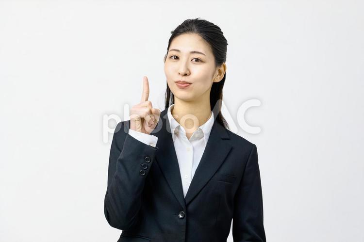 若いスーツの女性　爽やか　正面 ビジネスウーマン,指差し,おすすめの写真素材