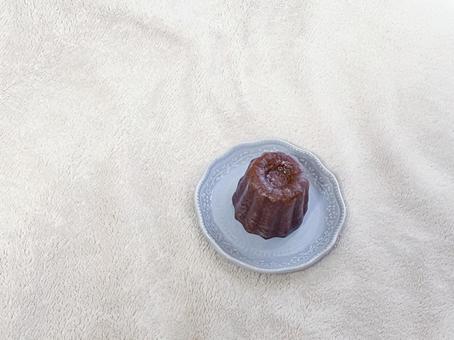 お皿にのったカヌレ お皿にのったカヌレの写真