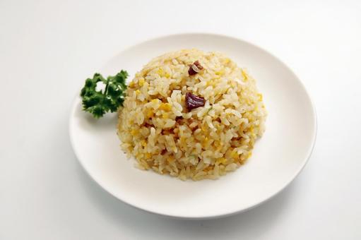 皿にのったチャーハン 皿にのったチャーハンの写真
