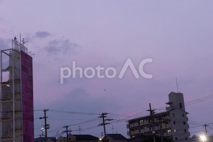 日が暮れる空を見つめる　 大阪府,夕暮れ,日没の写真素材