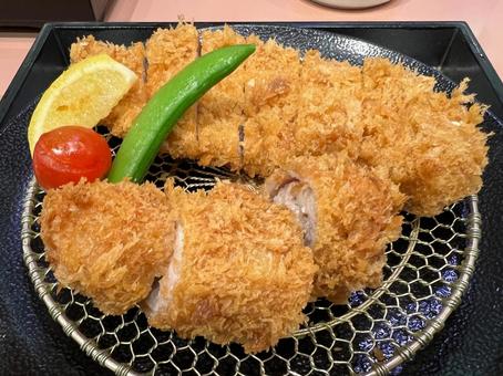 ロースとヘレの相乗り豚カツ ロースとヘレの相乗り豚カツの写真