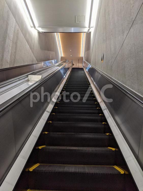 無人の長いエスカレーター エスカレーター,駅,設備の写真素材