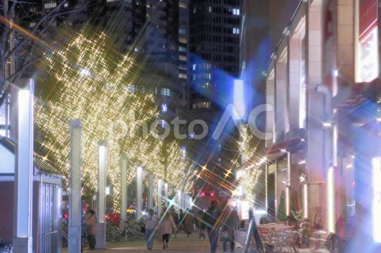 冬の街角のイルミネーション イルミネーション,ライトアップ,夜の風景の写真素材