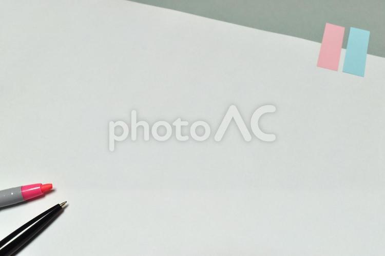 紙と付箋と2本のペン（グレー） 紙,メモ,蛍光ペンの写真素材