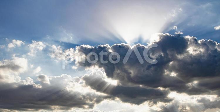 夏の夕暮れ　雲間から伸びる天使のはしご 空,天使のはしご,天使の階段の写真素材