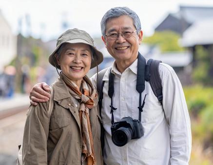 カメラを持って旅する仲良しシニア夫婦 カメラを持って旅する仲良しシニア夫婦の写真
