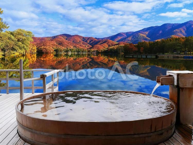 紅葉と温泉のイメージ 温泉,露天風呂,旅の写真素材