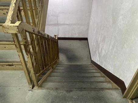 古いビルの階段(見下ろす) 古いビルの階段(見下ろす)の写真